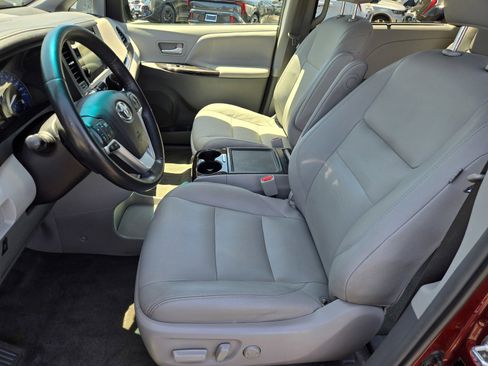 Used 2017 Toyota Sienna FWD image 16