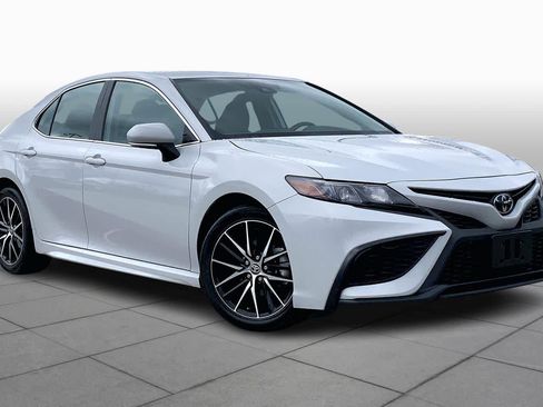 Used 2024 Toyota Camry SE image 3