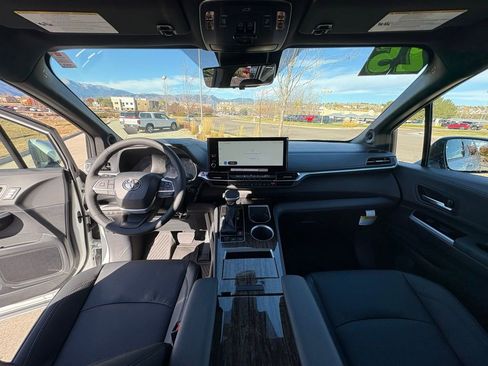 Used 2025 Toyota Sienna Platinum image 12