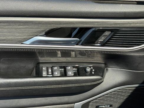 Used 2023 Jeep Wagoneer L Series II image 17