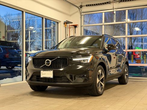 Certified 2025 Volvo XC40 B5 Plus image 2