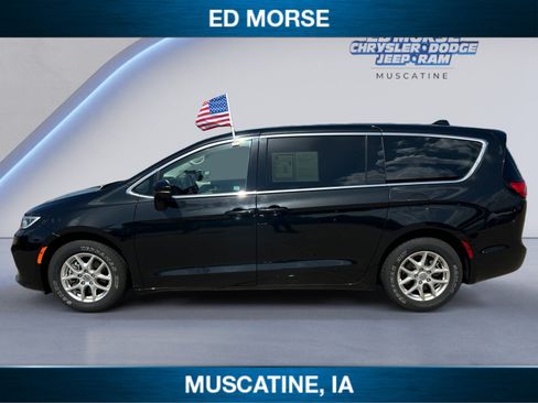 Used 2023 Chrysler Pacifica Touring-L FWD image 2