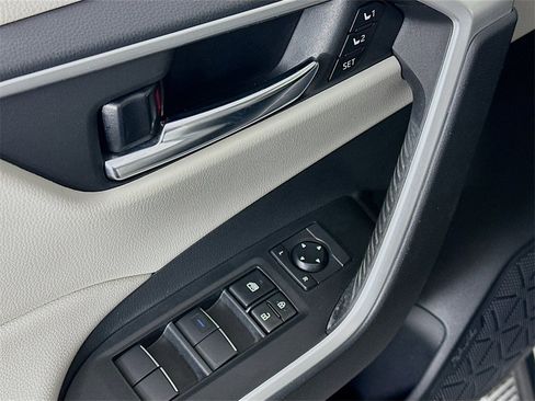 Used 2021 Toyota RAV4 XLE Premium image 21