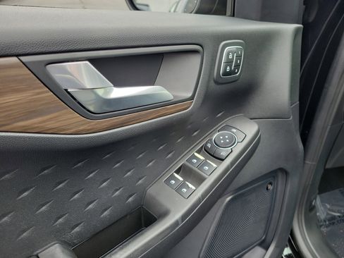 Used 2020 Ford Escape Titanium image 18