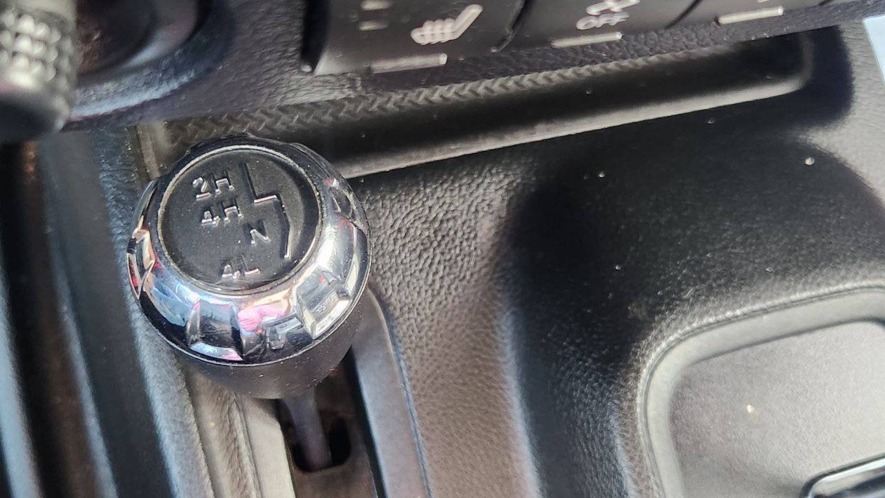 Used 2017 Jeep Wrangler Unlimited Sahara AWD/4WD image 13