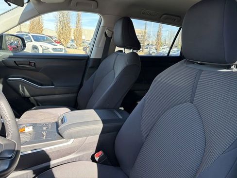 Used 2024 Toyota Highlander LE image 14