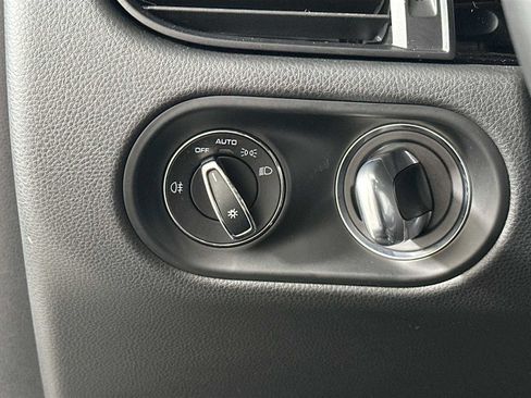 Used 2025 Porsche Macan image 11