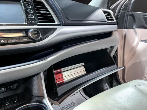 Used 2019 Toyota Highlander XLE image 28