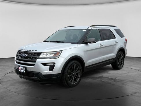 Used 2018 Ford Explorer XLT w/ XLT Appearance Package AWD/4WD image 4