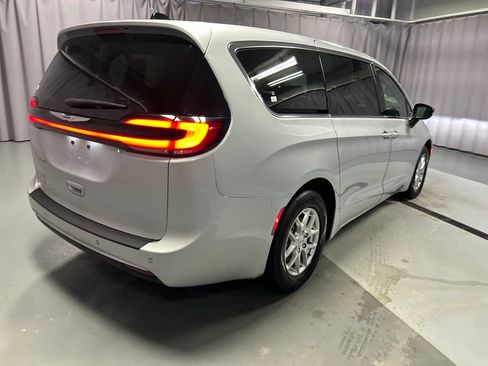 Used 2024 Chrysler Pacifica Touring-L image 7