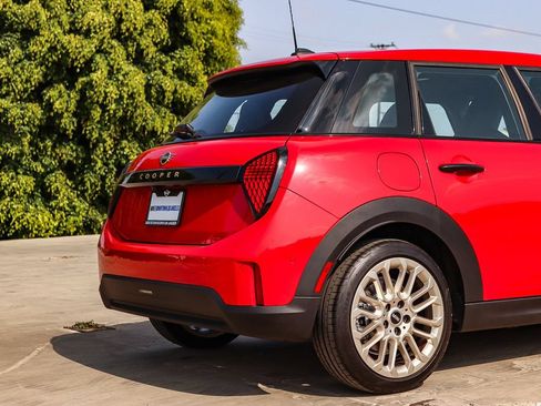 Used 2025 MINI Cooper 4-Door Hardtop FWD image 12