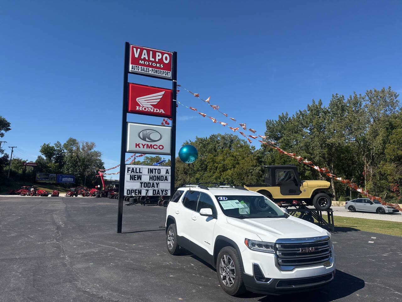 Used 2021 GMC Acadia SLT FWD image 2