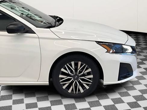 Used 2025 Nissan Altima 2.5 SV FWD image 25