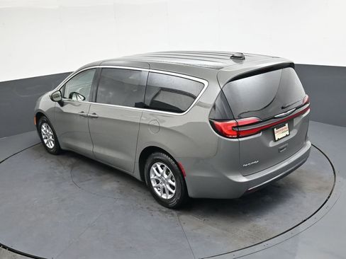 Used 2023 Chrysler Pacifica Touring-L image 28