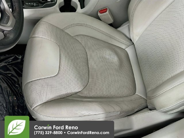 Used 2019 Jeep Cherokee Overland w/ Technology Group AWD/4WD image 23
