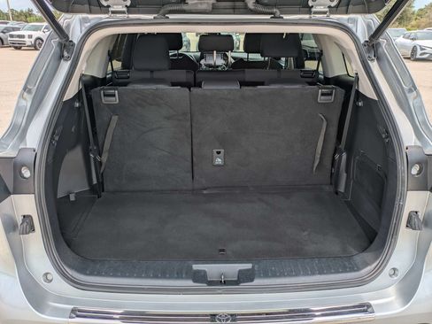 Used 2022 Toyota Highlander LE FWD image 15