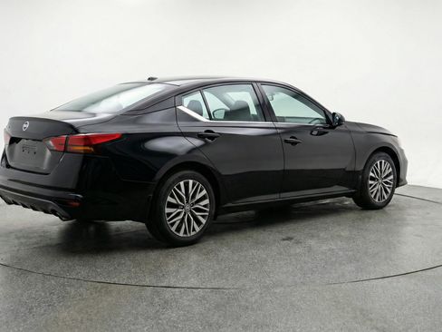 Used 2025 Nissan Altima 2.5 SV image 9