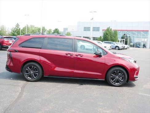 Used 2026 Toyota Sienna XSE AWD/4WD image 4