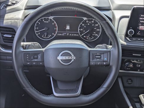 Used 2025 Nissan Rogue SV FWD image 18