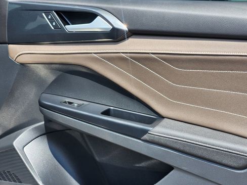 Used 2024 Volkswagen Taos SEL image 19