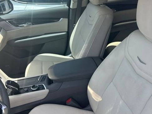 Certified 2022 Cadillac XT6 Premium Luxury FWD image 4