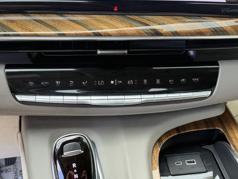 Used 2021 Cadillac Escalade ESV Premium Luxury Platinum RWD image 34