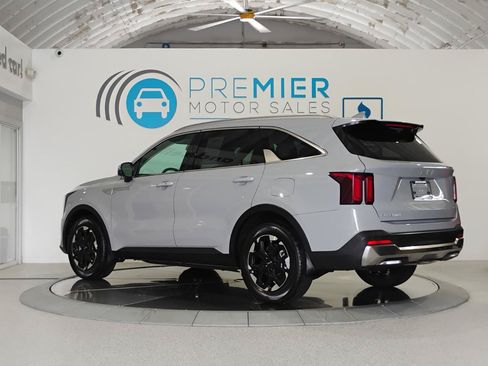Used 2025 Kia Sorento S w/ Panoramic Sunroof Package FWD image 4