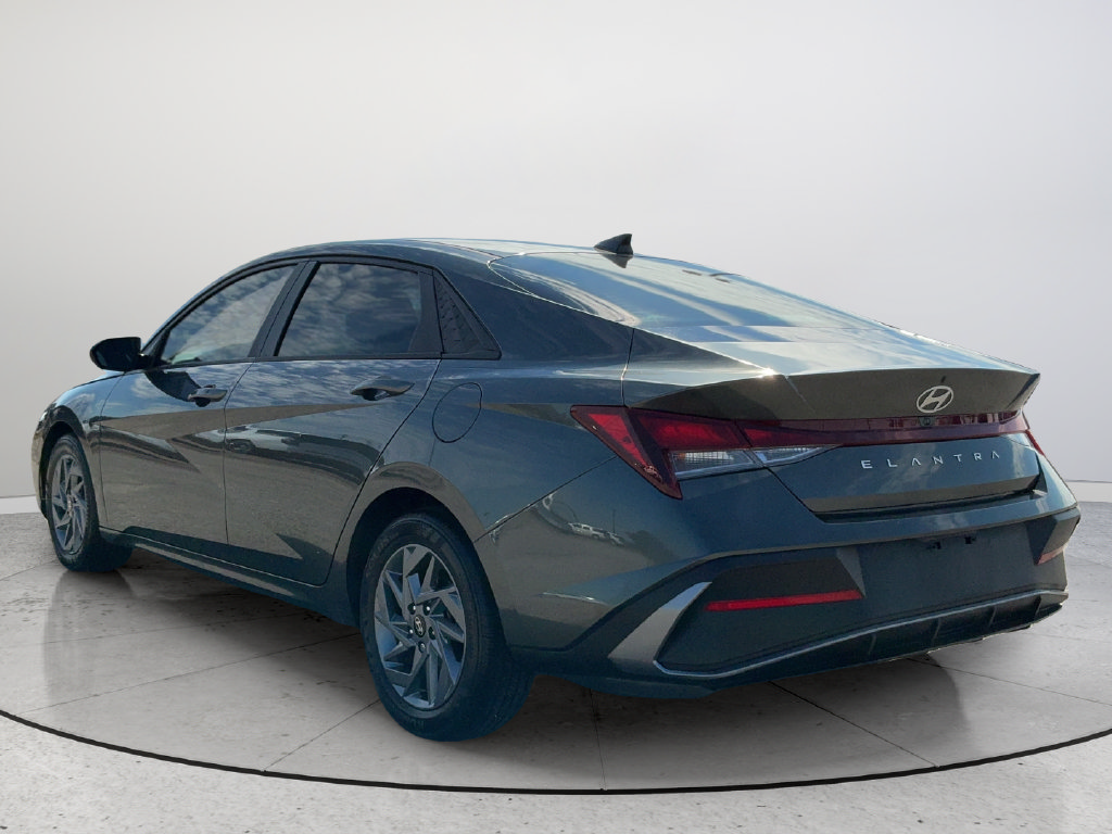 Used 2024 Hyundai Elantra SEL FWD image 4