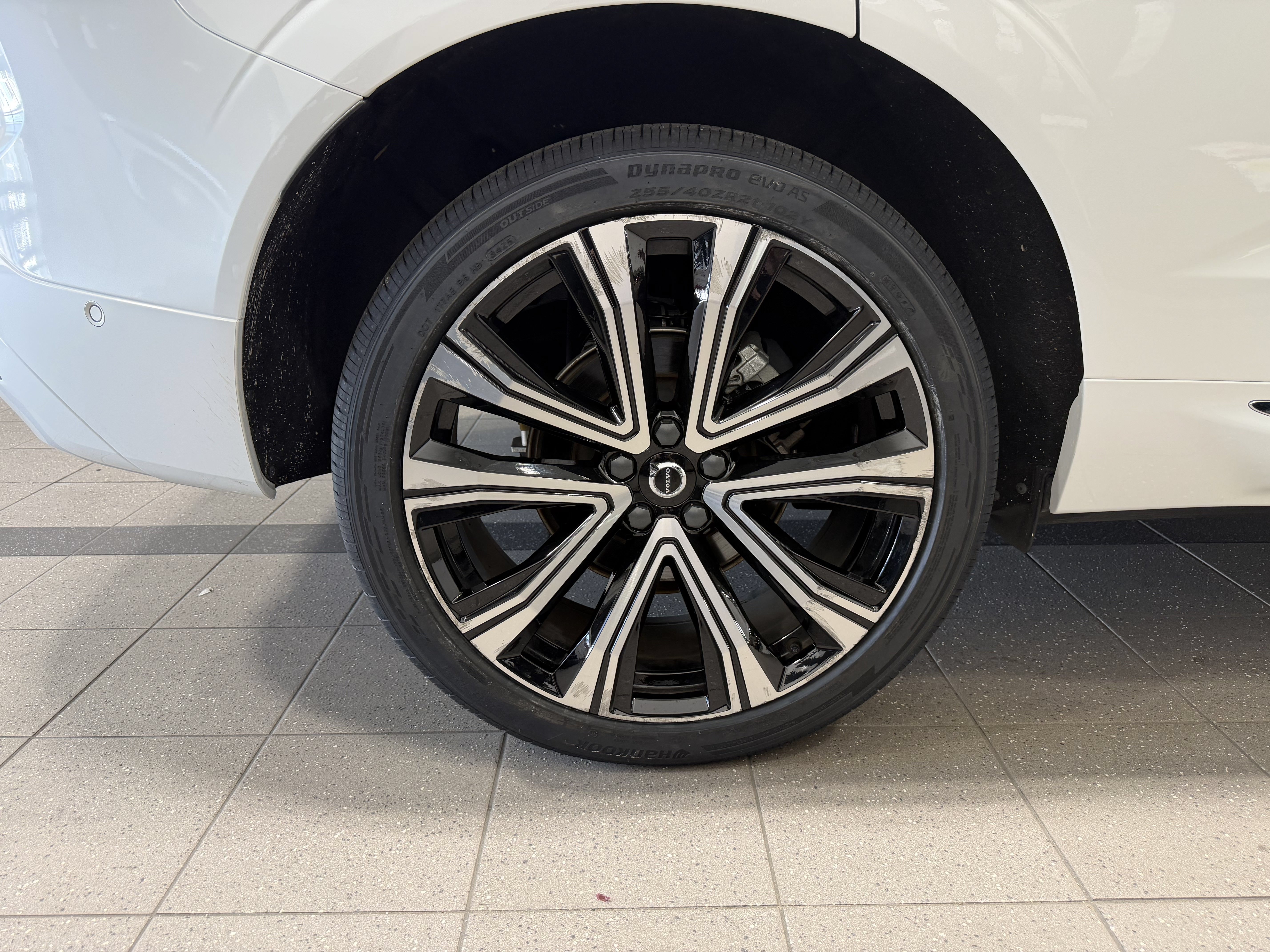 Used 2023 Volvo XC60 B5 Ultimate w/ Climate Package FWD image 8
