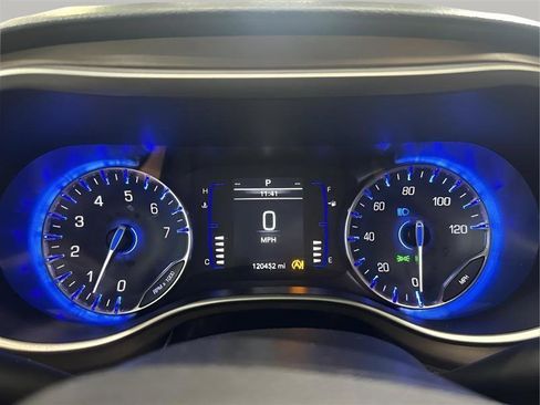 Used 2020 Chrysler Voyager Lxi FWD image 20