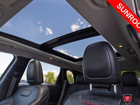 Used 2022 Jeep Cherokee Trailhawk w/ Sun, Sound & Nav Group AWD/4WD image 8