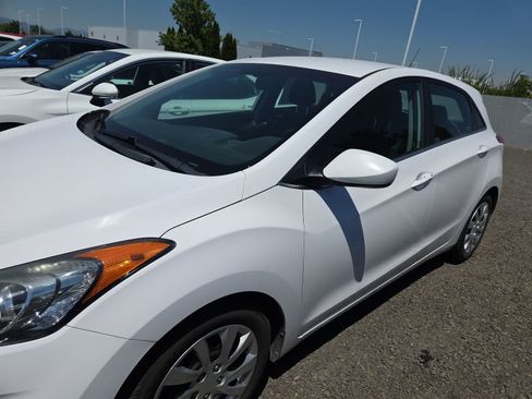 Used 2016 Hyundai Elantra GT FWD image 2