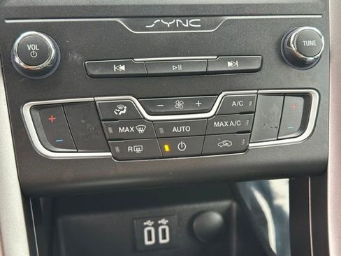 Used 2020 Ford Fusion SE image 23