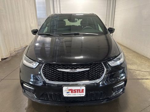 Used 2025 Chrysler Pacifica Select image 2