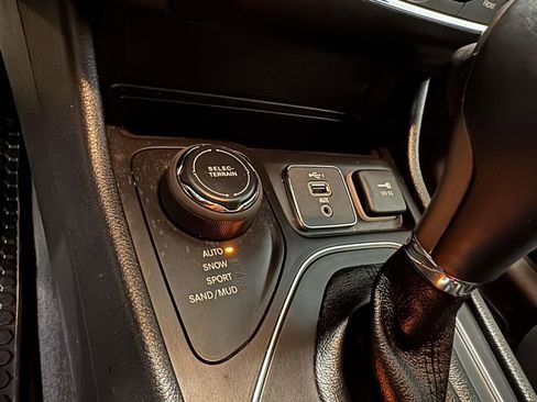 Used 2022 Jeep Cherokee Latitude Lux AWD/4WD image 24