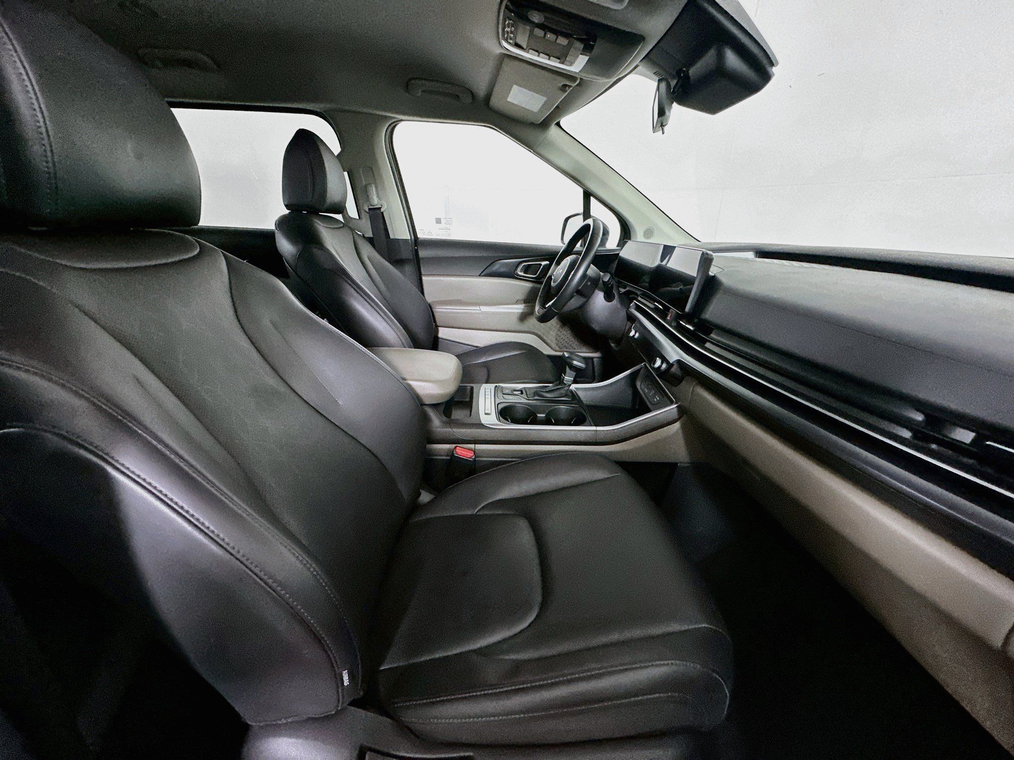 Used 2025 Kia Carnival FWD image 30