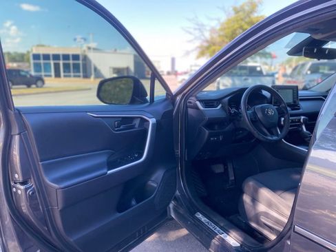 Used 2022 Toyota RAV4 LE AWD/4WD image 10