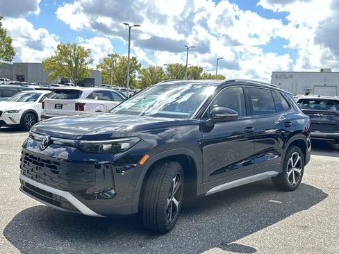 New 2025 Volkswagen Tiguan SE image 10