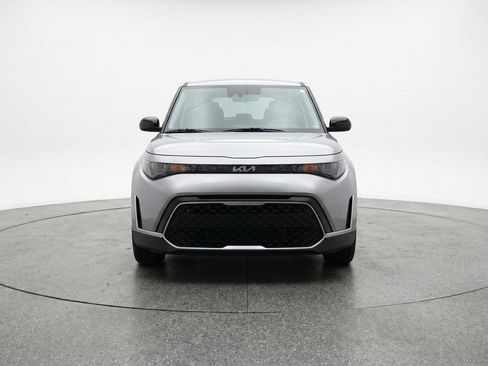 Used 2025 Kia Soul LX w/ LX Technology Package FWD image 2