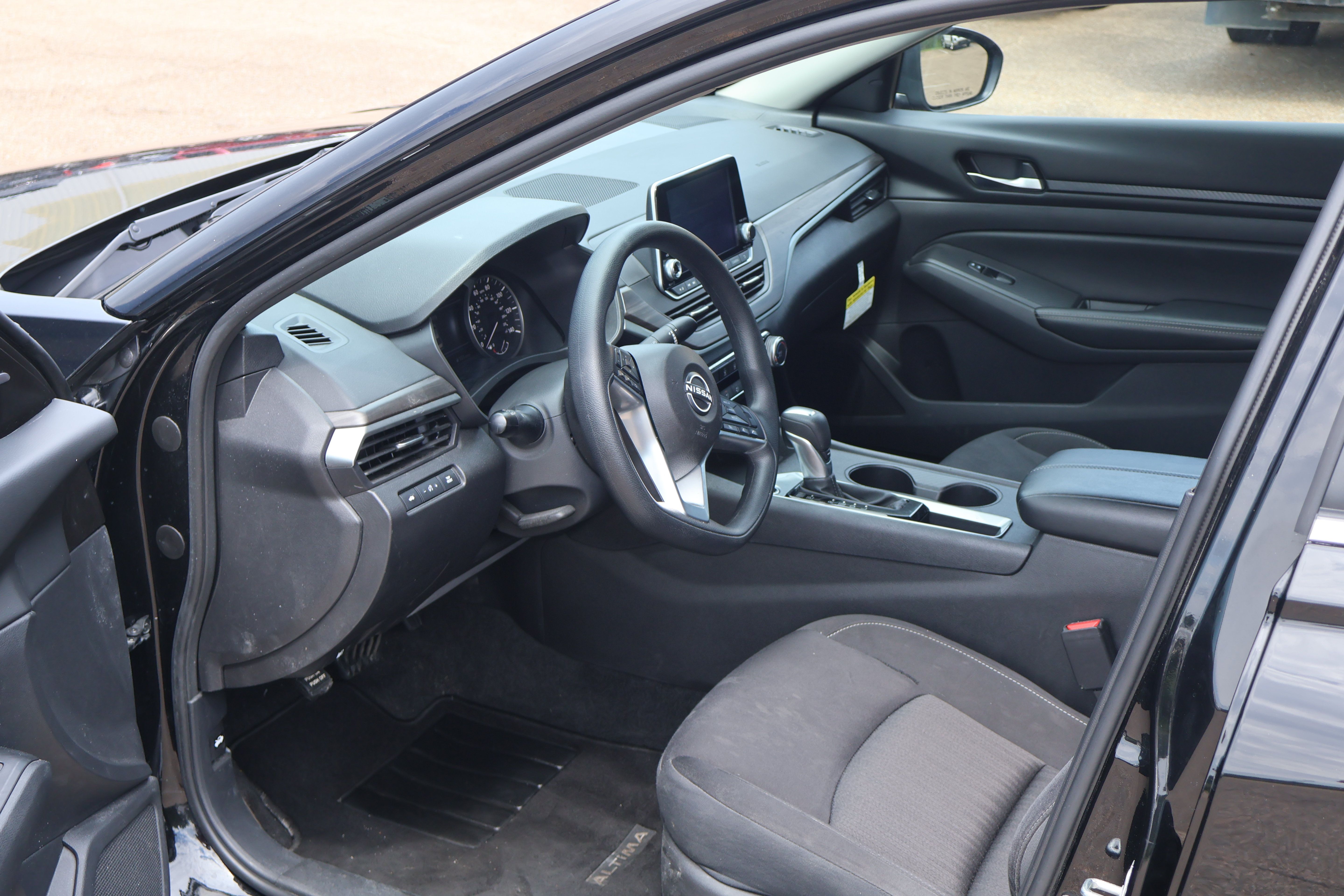 Used 2025 Nissan Altima 2.5 SV FWD image 7