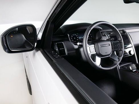 Used 2025 Land Rover Discovery Dynamic SE image 24