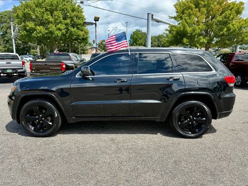 Used 2015 Jeep Grand Cherokee Altitude image 2