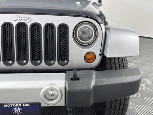 Used 2013 Jeep Wrangler Unlimited Sahara w/ Dual Top Group AWD/4WD image 4