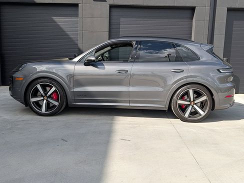Used 2025 Porsche Cayenne GTS image 2