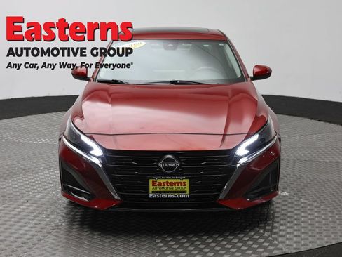 Used 2023 Nissan Altima 2.5 SV w/ SV Premium Package AWD/4WD image 2