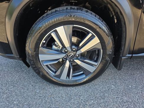 Used 2025 Nissan Rogue SL FWD image 16