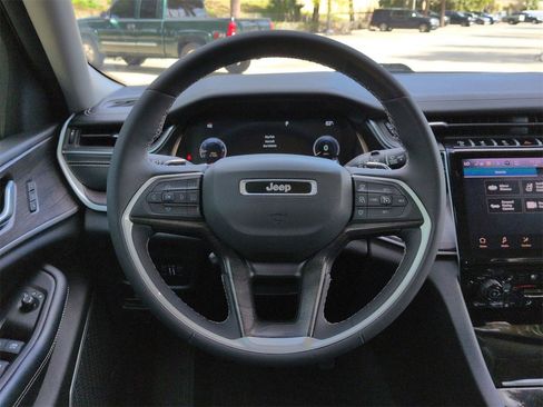 Used 2023 Jeep Grand Cherokee L Limited w/ Luxury Tech Group II image 11