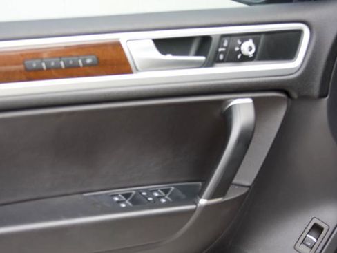 Used 2016 Volkswagen Touareg TDI image 20
