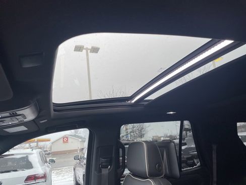 Used 2021 GMC Yukon SLT w/ SLT Premium Package image 11