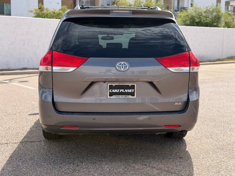 Used 2014 Toyota Sienna XLE w/ XLE Premium Package FWD image 6